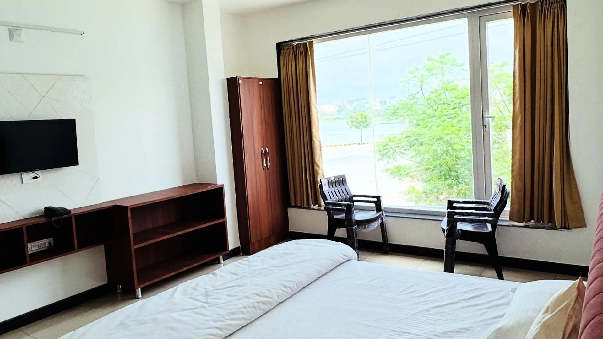Bp Lake View Udaipur Hotel
